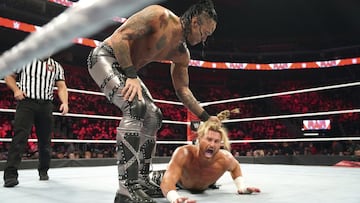 Damian Priest ataca a Dolph Ziggler.