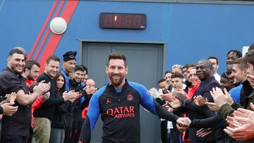 Pasillo a Lionel Messi de sus compañeros del Paris Saint-Germain Football Club tras convertirse en campeón del mundo con Argentina.