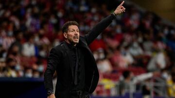 Simeone da instrucciones durante el partido contra el Barcelona.