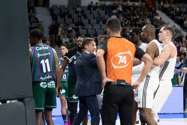 Tras la defensa del jugador del Madrid se desató la tangana sobre la cancha. 
