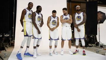 OAKLAND, CA - SEPTEMBER 24: (L-R) Kevin Durant #35, Draymond Green #23, Stephen Curry #30, Klay Thompson #11, and DeMarcus Cousins #0 of the Golden State Warriors pose for a group picture during the Golden State Warriors media day on September 24, 2018 in Oakland, California. Ezra Shaw/Getty Images/AFP
== FOR NEWSPAPERS, INTERNET, TELCOS & TELEVISION USE ONLY ==