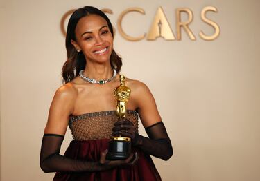 Zoe Saldaña posa con el Oscar por su interpretación en la película 'Emilia Pérez'.