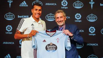 Jeison Murillo posa con la camiseta del Celta junto a Carlos Mouriño.
