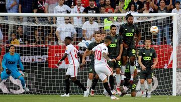 GRAF7616. SEVILLA 20/09/2018.- El centrocampista argentino Éver Banega, del Sevilla, lanza una falta ante la barrera del Standard de Lieja, antes de lograr el primer gol en el primer partido de la fase de grupos de la Liga Europa que disputan esta