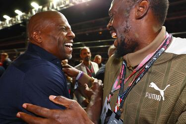 Terry Crews y Usain Bolt se saludan entre risas antes de la carrera.
