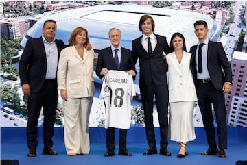 Florentino Pérez posa con Álvaro Carreras y su familia. 
