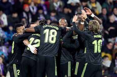 Courtois para, Benzema dispara