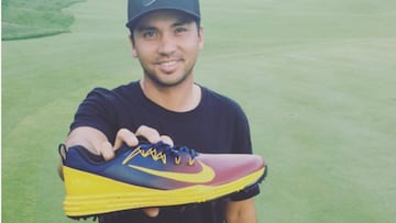 Jason Day posa con las zapatillas que le regaló el jugador de los Cleveland Cavaliers J.R. Smith.