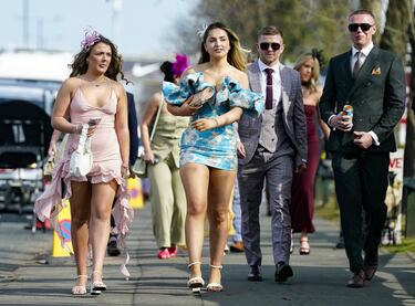 Ambiente durante el 'Ladies Day' del Grand National Festival, la carrera ecuestre más importante de las que se celebran en el Reino Unido, en el Circuito de Aintree, Liverpool.