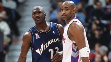 Michael Jordan felicita a Vince Carter por su inducción al salón de la fama