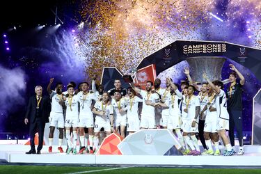 Nacho, capitán del Real Madrid levanta el trofeo de la Supercopa de España.