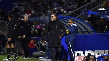 El entrenador argentino Eduardo Coudet da indicaciones durante el partido entre el Atlético Baleares y el Celta de la Copa del Rey.