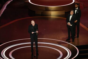 Daniel Blumberg recoge el Oscar por la  de la película 'The Brutalist'.
