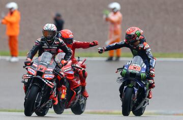 Márquez también recibió la felicitación de Fabio Quartararo, que terminó la carrera en tercera posición.