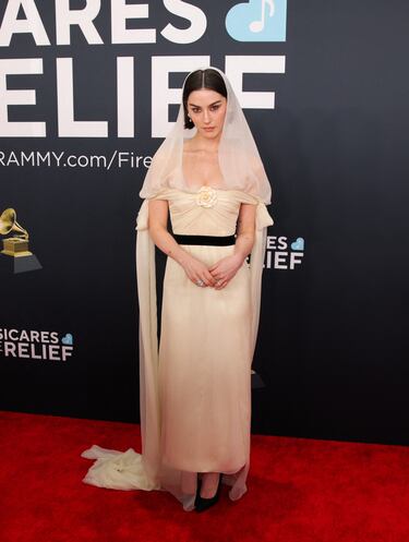 Gracie Abrams posa en la alfombra roja del Crypto.com Arena en Los Ángeles, California.