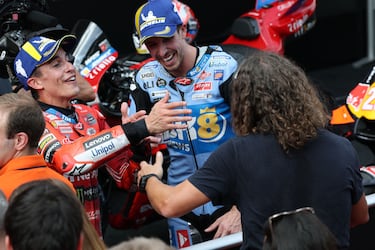 Second placed Ducati Lenovo Team's Spanish MotoGP rider Marc Marquez and winner BK8 Gresini Racing MotoGP team's Spanish MotoGP rider Alex Marquez speak with former footballer Carles Pujol (R) after the MotoGP Race of the Moto Grand Prix of Catalonia at the Circuit de Catalunya on September 7, 2025 in Montmelo on the outskirts of Barcelona. (Photo by Lluis GENE / AFP)