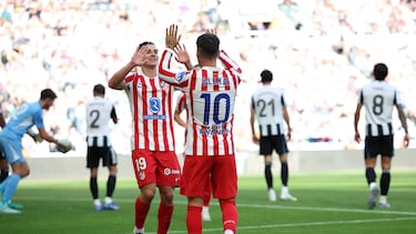 Baena y Julián Alvarez celebran el primer gol del Atlético.