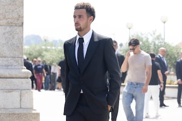 Curtis Jones llega al funeral de Diogo Jota y su hermano André Silva en la Igreja Matriz de Gondomar el 5 de julio de 2025 en Gondomar, Portugal.