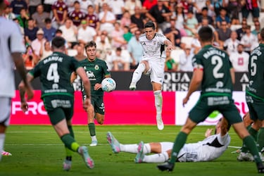 El lateral del Albacete demostró que es un carrilero muy bueno. Su pase y su posterior remate, aunque el tanto fuera anulado por fuera de juego de un compañero, son dignos de Primera.