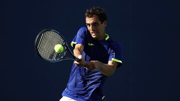 El tenista español Albert Ramos devuelve una bola durante su partido ante John Millman en el Winston-Salem Open.