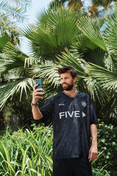 Gerard Piqué se pone la camiseta de fútbol más cara del mundo: 5.000 euros