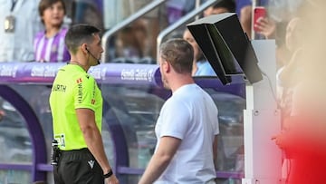 Etayo observa la acción de la mano precedida de rebote en el muslo de Théo Zidane