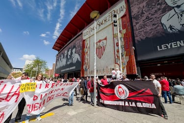 Aficionados sevillistas protestan contra la directiva presidida por José María del Nido Carrasco.