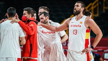 Marc Gasol, con el resto del equipo español en un parón del partido ante Argentina.
