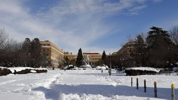 MADRID, 11/01/2021.- Vista del Campus de Medicina de la Universidad Complutense sin alumnos y totalmente cubierta de nieve este lunes. La Comunidad de Madrid se abre paso poco a poco tras el paso del temporal Filomena con la mayor parte de las calles y carreteras aún blancas y con hielo, sin autobuses, sin clases y con las recomendaciones de teletrabajar y de que los ciudadanos no salgan de casa. EFE/Ballesteros