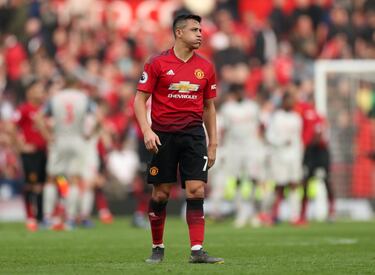 Tras alcanzar su "peak" futbolístico en el Arsenal, el club londinense lo traspasó en enero de 2018 al Manchester United. En Mánchester, Sánchez estuvo muy lejos del nivel mostrado en el Arsenal y en 2020 se marcó al Inter de Milán.
