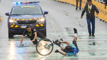 Un espontáneo con bici, derribado en meta a segundos de la llegada