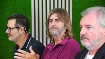 Juan José, en la presentación de su libro junto a Paco Rodríguez, director del Área de Historia del club, y el presidente del Cádiz CF, Manuel Vizcaíno.