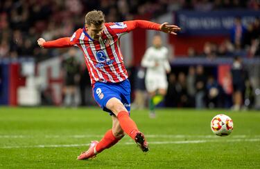 5-0. Fallo en la salida del balón, Ángel correa asiste a Alexander Sorloth que marca el quinto del conjunto rojiblanco.