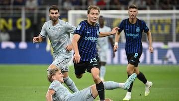 Inter Milan's Italian midfielder #23 Nicolo Barella (front) fights for the ball with Udinese's Danish defender #31 Thomas Kristenden during the Italian Serie A football match between Inter Milan and Udinese at San Siro stadium in Milan on August 31, 2025. (Photo by Isabella BONOTTO / AFP)