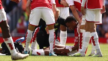 Jurriën Timber, jugador del Arsenal, se duele en el suelo.