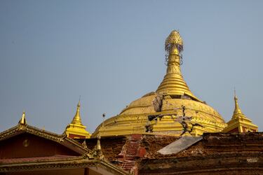 Una pagoda resulta dañada durante un fuerte terremoto en Mandalay, Myanmar.