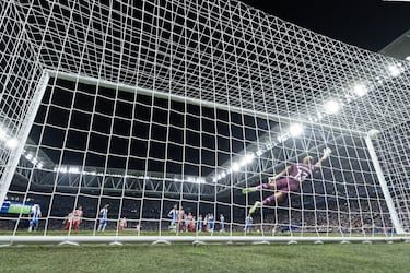 0-1. El delantero argentino ejecuta una falta perfecta, superando la barrera, la estirada de Marko Dmitrovic y colocando el balón en la escuadra de la portería perica.