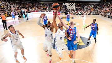 Adam Hanga y Guerschon Yabusele pelean el rebote con Rolands Smits, mientras Deck y Hayes observan.