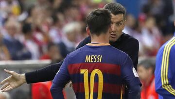 Juan Carlos Unzué da instrucciones a Messi durante un partido