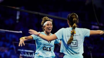Bea González se lanza a abrazarse con Claudia Fernández.