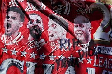 Homenajes en el estadio de Anfield, sede del Liverpool, en memoria de Diogo Jota, fallecido a los 28 años.