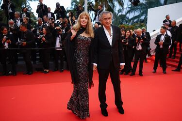 Arielle Dombasle and Bernard-Henri Levy posan juntos en la alfombra roja durante el desfile inaugural del primer día de la 78ª edición del festival de cine de Cannes.