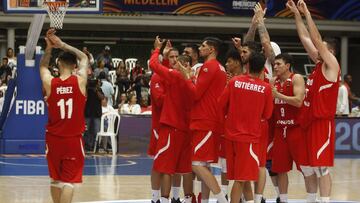 MED714. MEDELLÍN (COLOMBIA), 25/08/2017. Los jugadores de la selección mexicana de baloncesto celebran después de ganar el partido frente a Puerto Rico 69-66 por la AmeriCup 2017 hoy, viernes 25 de agosto de 2107, en Medellín (Colombia). EFE/Luis Eduardo Noriega A.