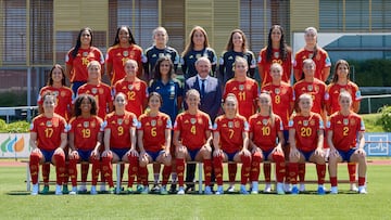 Las 23 internacionales posan en una foto oficial muy animada para la Eurocopa.