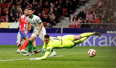 3-0. Samuel Lino recibe un centro de Julián Álvarez dentro del área, recorta con un amago a Juan Iglesias y con la pierna derecha, dispara superando a Jirí Letácek colocando el balón al palo largo del portero del Getafe.
