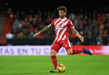En verano de 2017 firmó con el Girona, fichando por el proyecto del equipo recién ascendido a la máxima cateogría del fútbol español. No gozó de muchos mnutos, jugando 14 partidos en sus 2 temporadas en Montilivi.