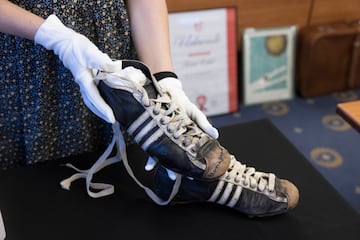 No solo Alemania tocó el cielo, sino que Adidas, marca germana que les preconizaba, también. Gracias a su innovadora tecnología de sus botas (tacos intercambiables y ajustables), pudieron adaptarse mejor al terreno mojado por la lluvia, ganando tracción y ventaja. Además, en el tanto de la victoria, el portero húngaro, Grosics, se resbaló al intentar detener el balón. Esto brindó a Adidas una enorme visibilidad mundial, asociándose con la victoria y la innovación técnica.