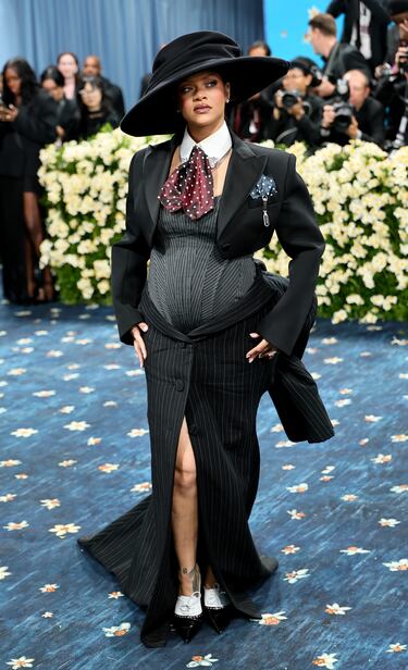 Rihanna posa en la alfombra roja de la MET Gala 2025.