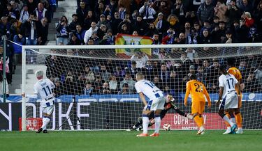1-2. Juan Cruz, desde los once metros, lanza al lado izquierdo de Andriy Lunin superando su estirada.