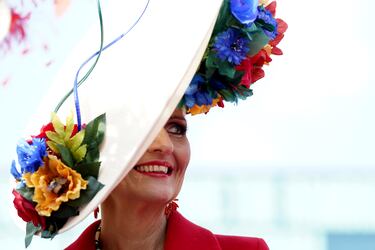 Ambiente durante el 'Ladies Day' del Grand National Festival, la carrera ecuestre más importante de las que se celebran en el Reino Unido, en el Circuito de Aintree, Liverpool.